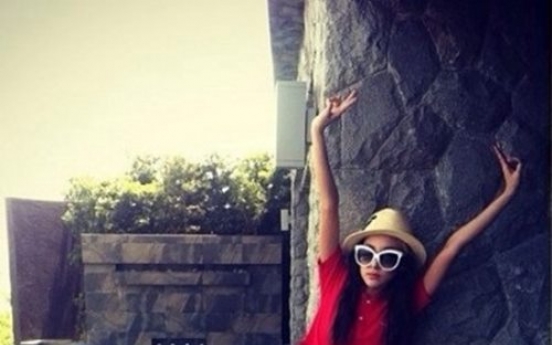 2NE1’s Sandara Park shows off muscular belly