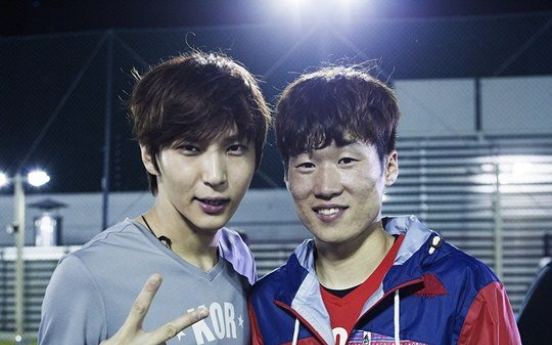 VIXX’s Leo meets his idol, football legend Park Ji-sung