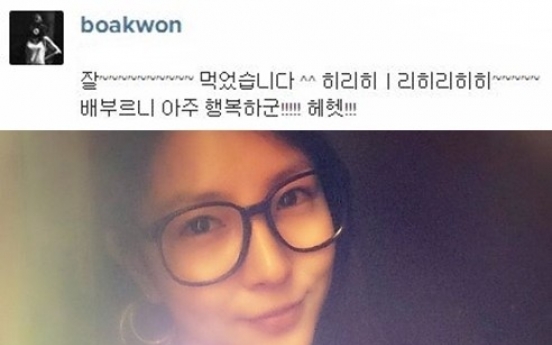 BoA boasts natural beauty in black glasses