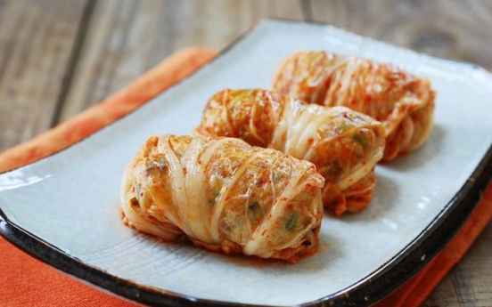 Kimchi Ssambap (kimchi wrapped rice rolls)