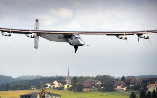 Solar plane makes debut with eye on global trip