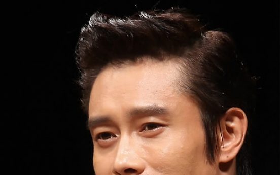 Lee Byung-hun receives Asia Pacific Screen Award