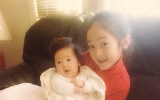 Childhood photo of Jessica and Krystal goes viral