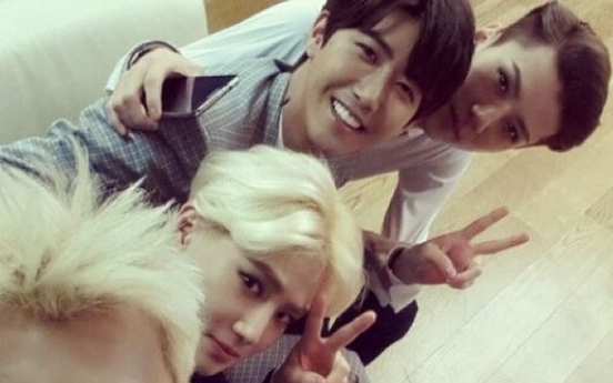 EXO-K, Kwanghee take selfie