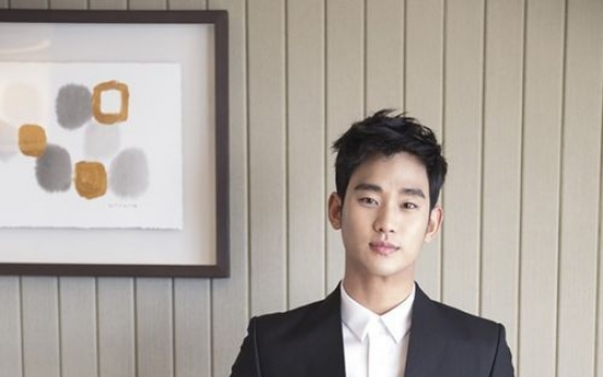 Kim Soo-hyun loves dark colored outfits