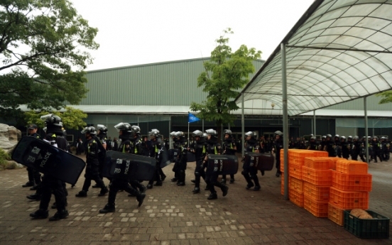 Police enter church retreat to arrest Sewol owner's aides