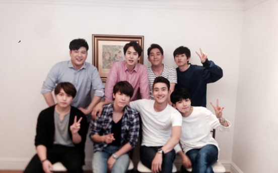 Siwon tweets Super Junior photo