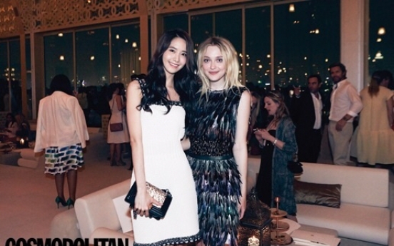 SNSD’s YoonA takes photo with Dakota Fanning