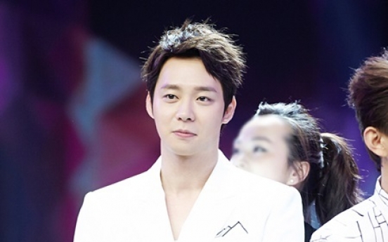 Park Yoo-chun glows in white suit on Chinese show