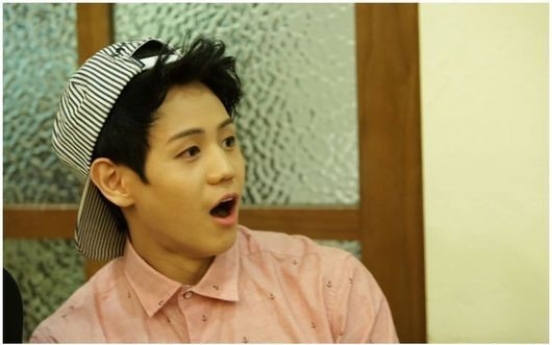 Yoseob does cute ‘dolphin move’