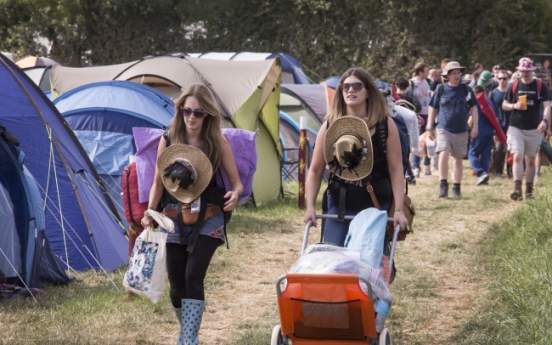 Sun as Glastonbury gates open but mud likely later