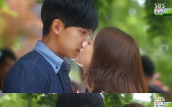 Lee Seung-gi kisses Go Ara