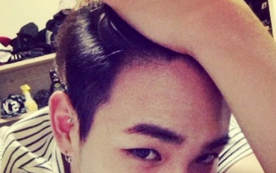 Key of SHINee posts selfie with new hairstyle