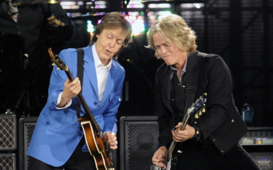 Paul McCartney returns to stage after hospitalization