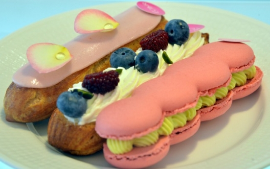 Macaron eclairs in Gyeongnidan