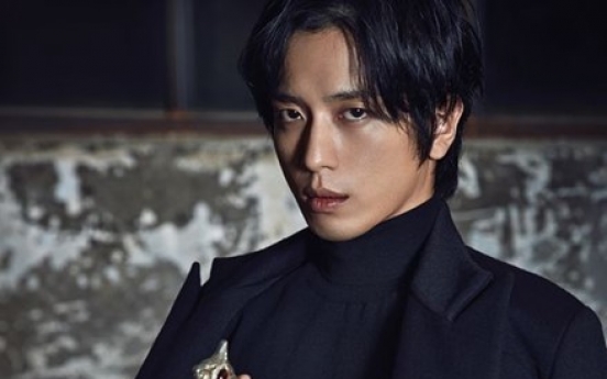 CNBLUE’s Jung Yong-hwa in all-black suit