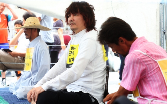 Singer joins hunger strike by Sewol victims’ families