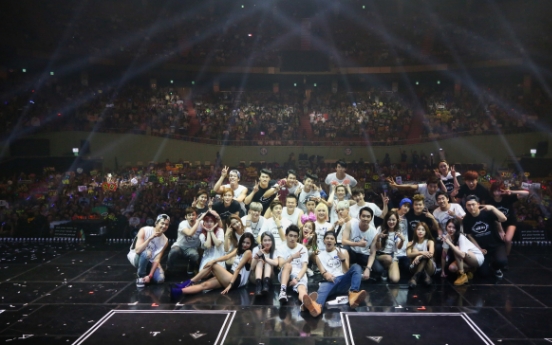 [Herald Review] 28 voices in ‘one mic,’ JYP Nation lives up to its name