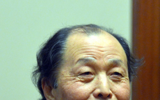 Jo Jung-rae wins first Simhun Literary Award