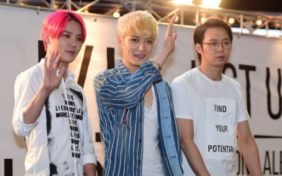 JYJ holds autograph session for fans