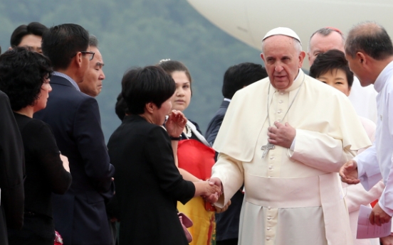 [Papal Visit] Families of ferry disaster victims greet pope at airport