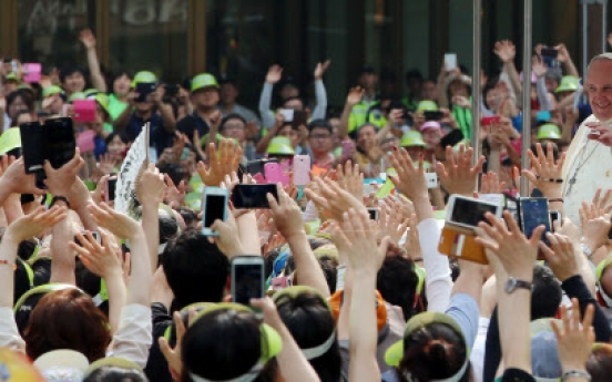 [Papal Visit] Tight security as crowds gather for papal mass in Seoul