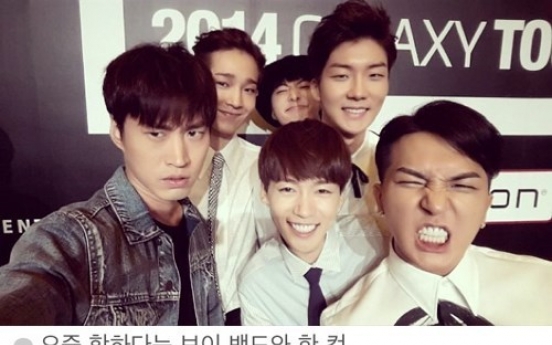 Tablo poses with WINNER