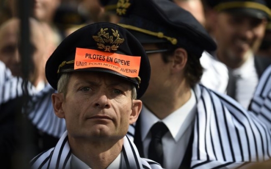 Air France pilots protest as premier spurns strike