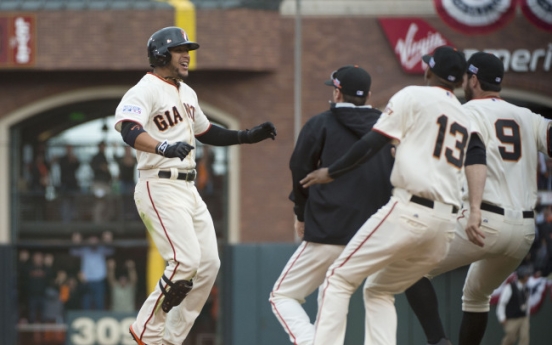 Giants walk off in 10th on Cards’ throwing error