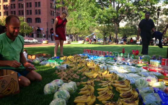 Activist dives in dumpsters across U.S. to raise awareness of food waste