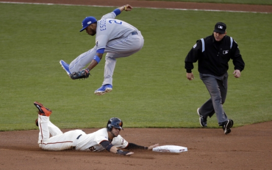 Giants rally from three-run deficit to even World Series