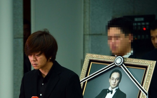 Family demands autopsy of singer Shin Hae-chul