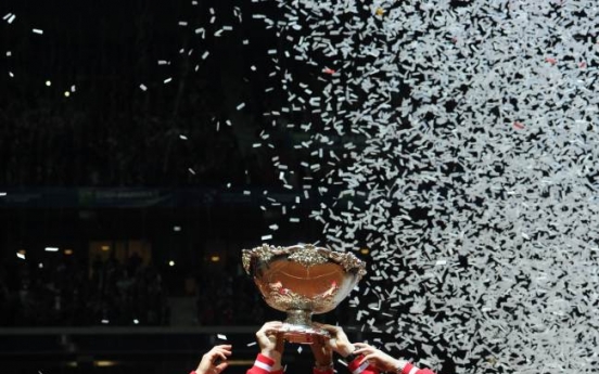 Federer leads Swiss past France for Davis Cup