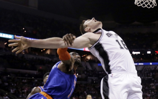 Belinelli scores 22 as Spurs roll past Knicks