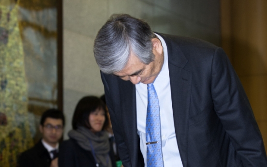 Korean Air chief apologizes for daughter's actions