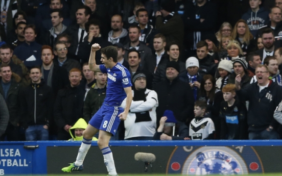 Chelsea moves 2 points clear of City at top of EPL