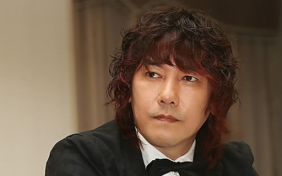 Singer Kim Jang-hoon probed for smoking on Paris flight