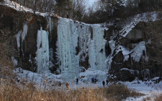 [Weekender] Ice climbing in Korea scales new heights