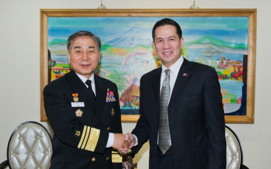 Philippines embassy awards Korean vice admiral