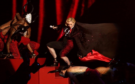 Madonna takes a tumble at the Brit Awards