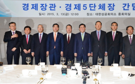 Choi urges business chiefs to raise wages