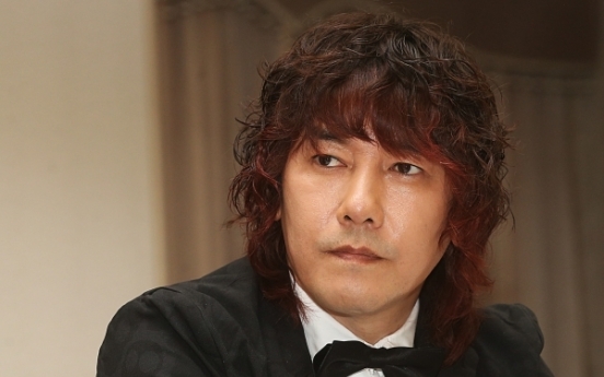 Singer Kim Jang-hoon fined for in-flight smoking