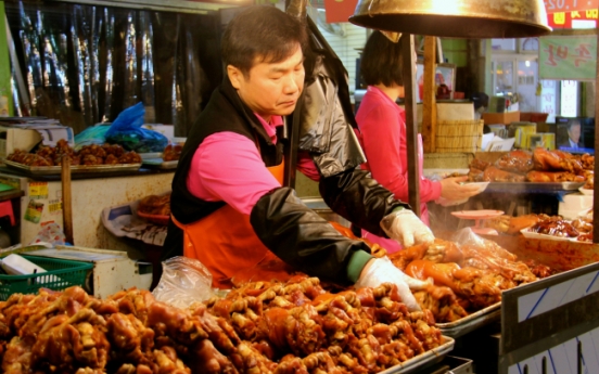 [Markets & Merchants] Where art mingles with dried fish