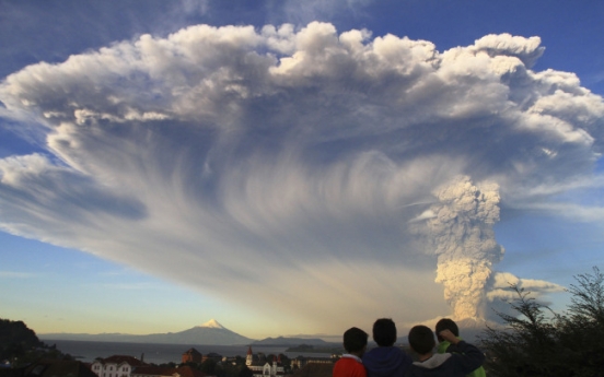 [Photo News] Volcano erupts