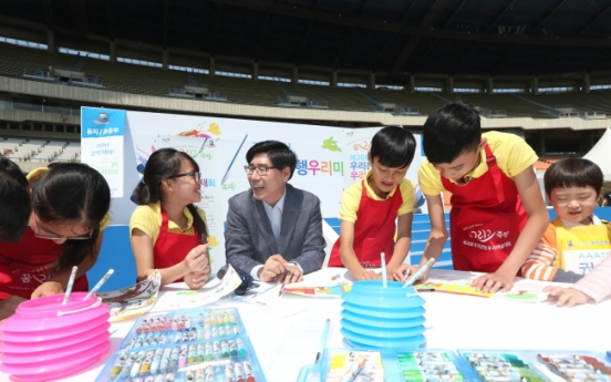 Woori chief with Vietnamese children