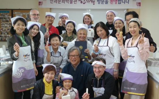 CICI members revel in patchwork, traditional Korean cookies