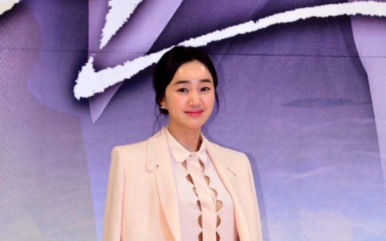 Two sides of Soo Ae