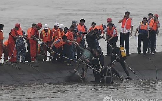 ‘구명조끼 입을 새도 없이’…中유람선 순식간에 전복