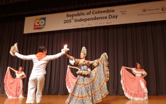 Colombian independence reception teems with festive music, dance