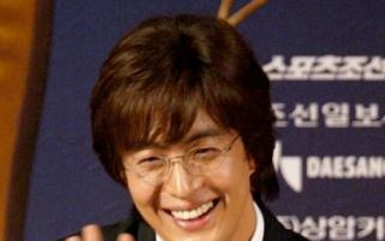 Bae Yong-joon foots dinner bill for fans after wedding